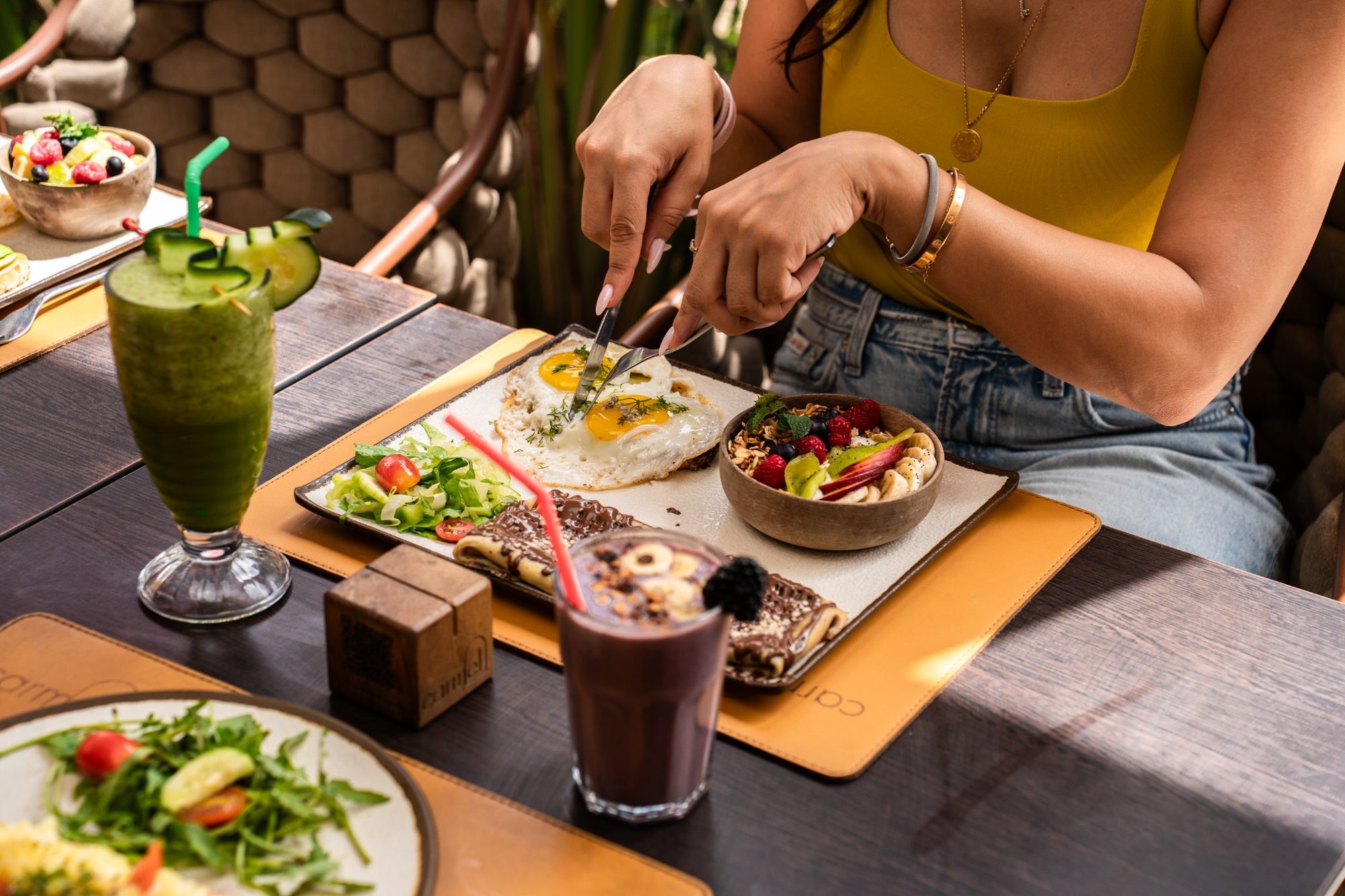 Un hôte savourant des œufs, une salade et un smoothie vert chez Carmel Marrakech